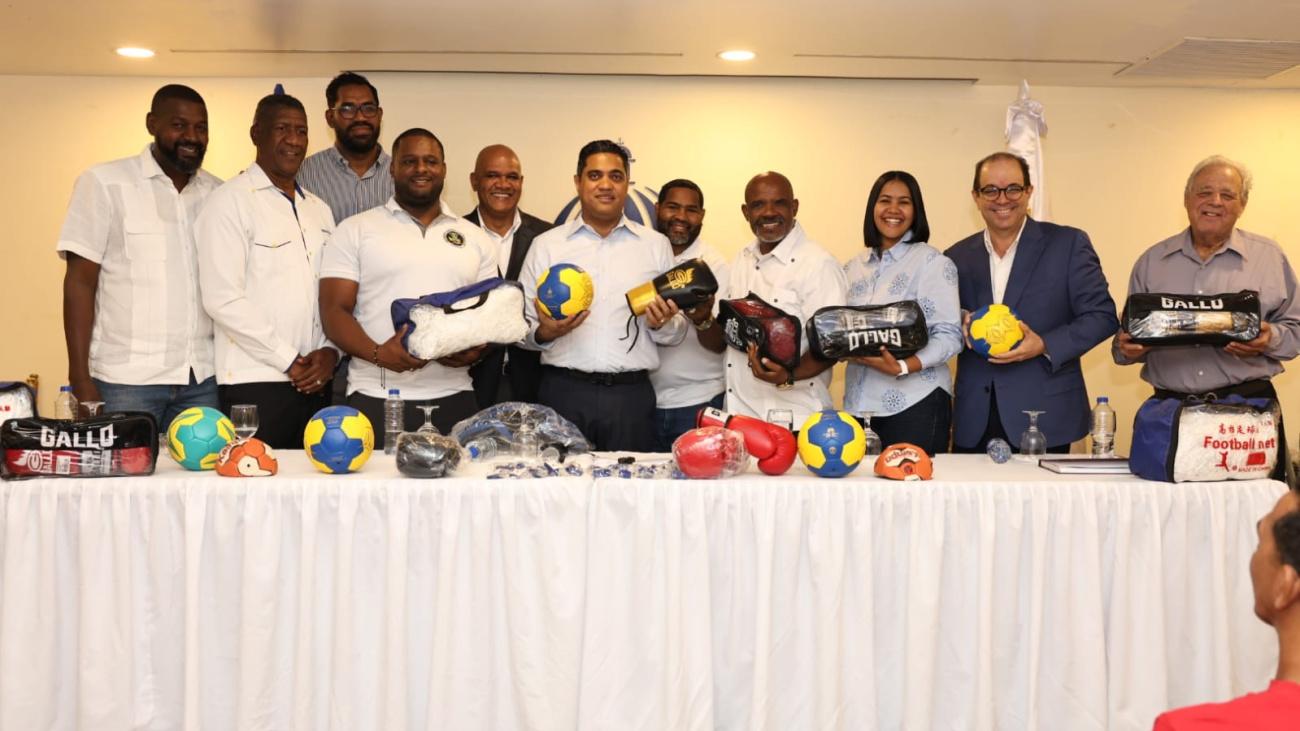 entrega-elementos-deportivos-kelvin-cruz