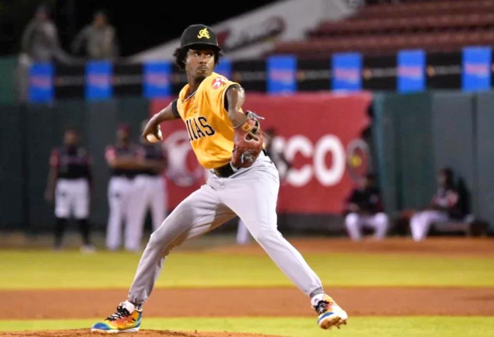 Aguilas-pitcher
