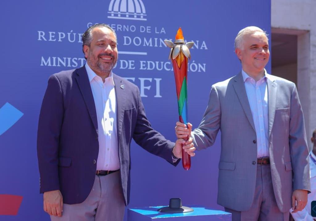 La antorcha de los Juegos Centroamericanos y del Caribe llegó al Ministerio de Educación y fortalece el compromiso con Santo Domingo 2026