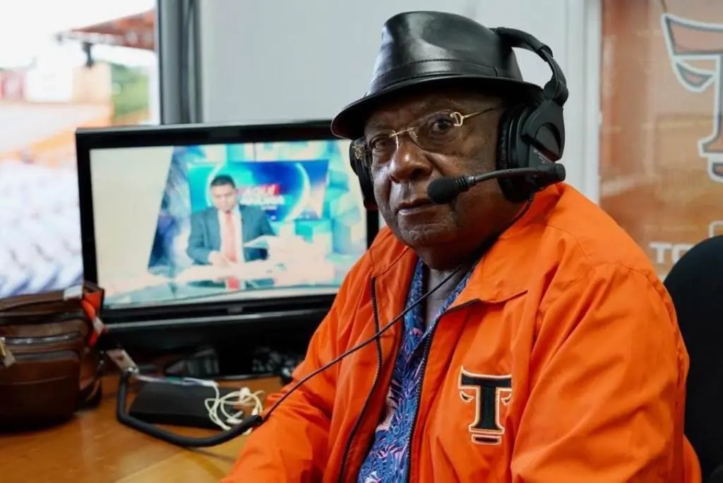 La crónica deportiva dominicana de luto tras el fallecimiento de Juan Báez, su voz emblemática