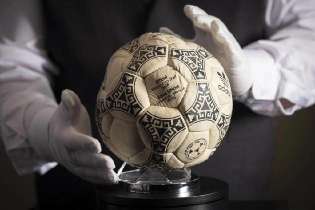 El balón con el que Maradona hizo historia ante Inglaterra se vende por US$3,35 millones