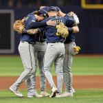 ¡A un paso de la gloria! Los Brewers aplastan 10-1 a los Rays y acarician su primera Serie Mundial