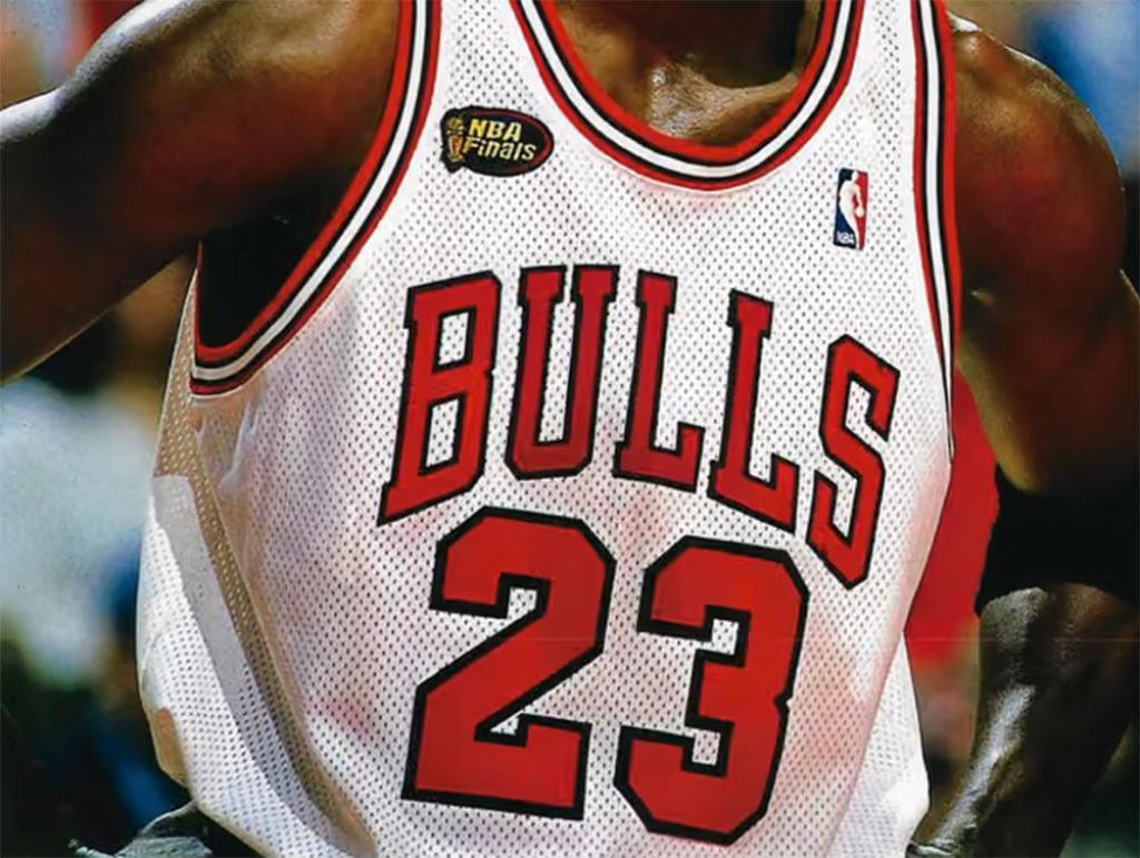 La camiseta  de Michael Jordan que rompería otro récord: la 23 de The Last Dance busca comprador millonario