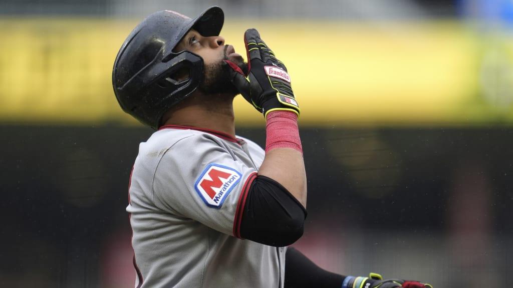 El veterano dominicano Carlos Santana es liberado por los Guardians