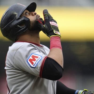 El veterano dominicano Carlos Santana es liberado por los Guardians