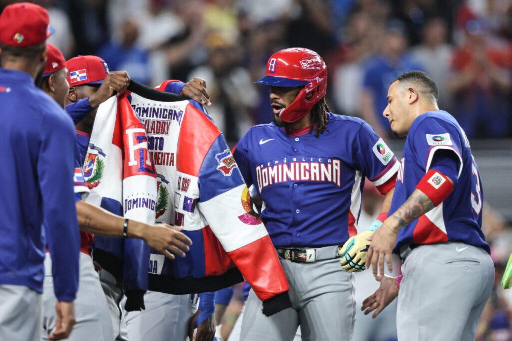 Santiago Matías adquiere la chaqueta del flow del Clásico Mundial de béisbol 2026