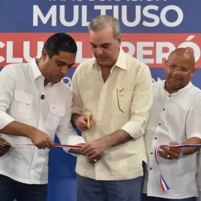 Presidente Abinader y ministro Kelvin Cruz inauguran el renovado Multiuso del Club Luperón