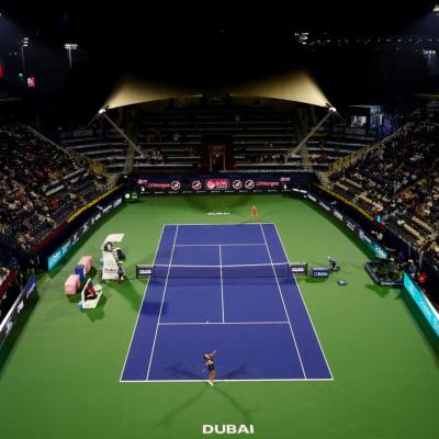 La tendencia de las canchas de tenis modernas: el uso de nuevos colores despierta elogios y críticas por igual