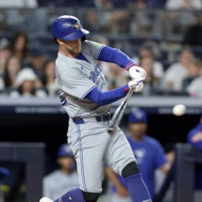 Ernie Clement batea historia: nuevo récord de hits en una postemporada de la Major League Baseball