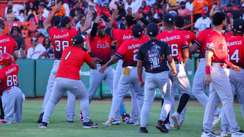 A un triunfo del título: Leones del Escogido se imponen en extrainnings a Toros del este