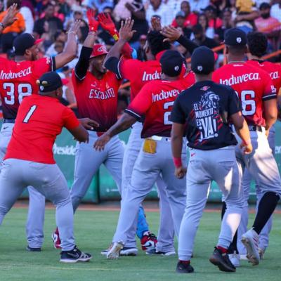 A un triunfo del título: Leones del Escogido se imponen en extrainnings a Toros del este