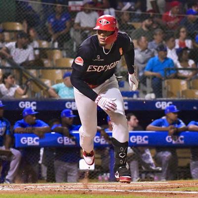 Erik González recibe el premio Caballero del Año en la LIDOM