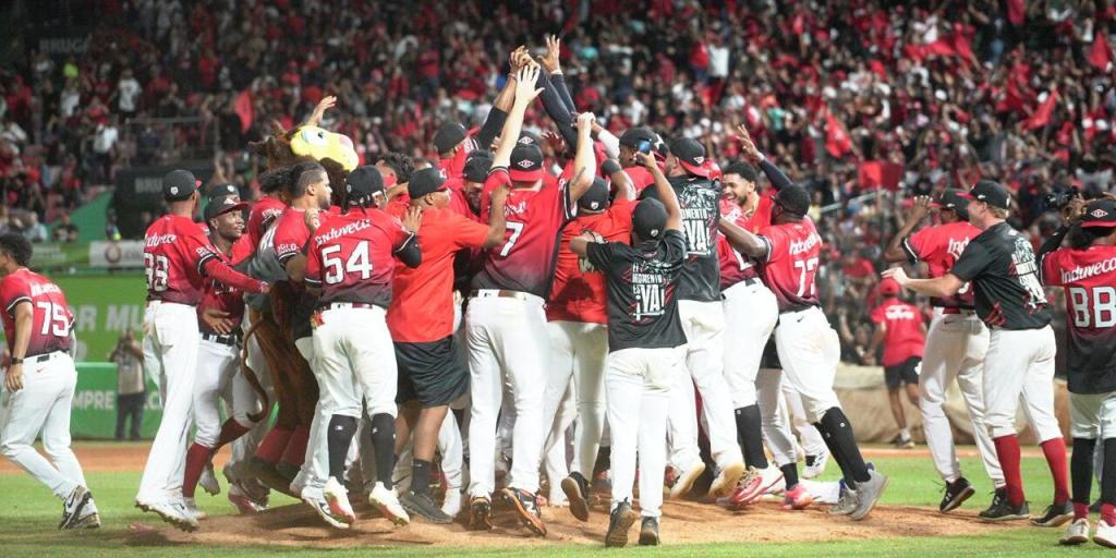 Leones del Escogido alzan su segunda corona consecutiva en la LIDOM
