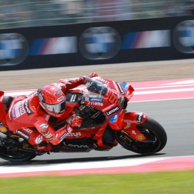 Marc Márquez, campeón con dolor: lesión en el hombro tras caída con Bezzecchi en Indonesia