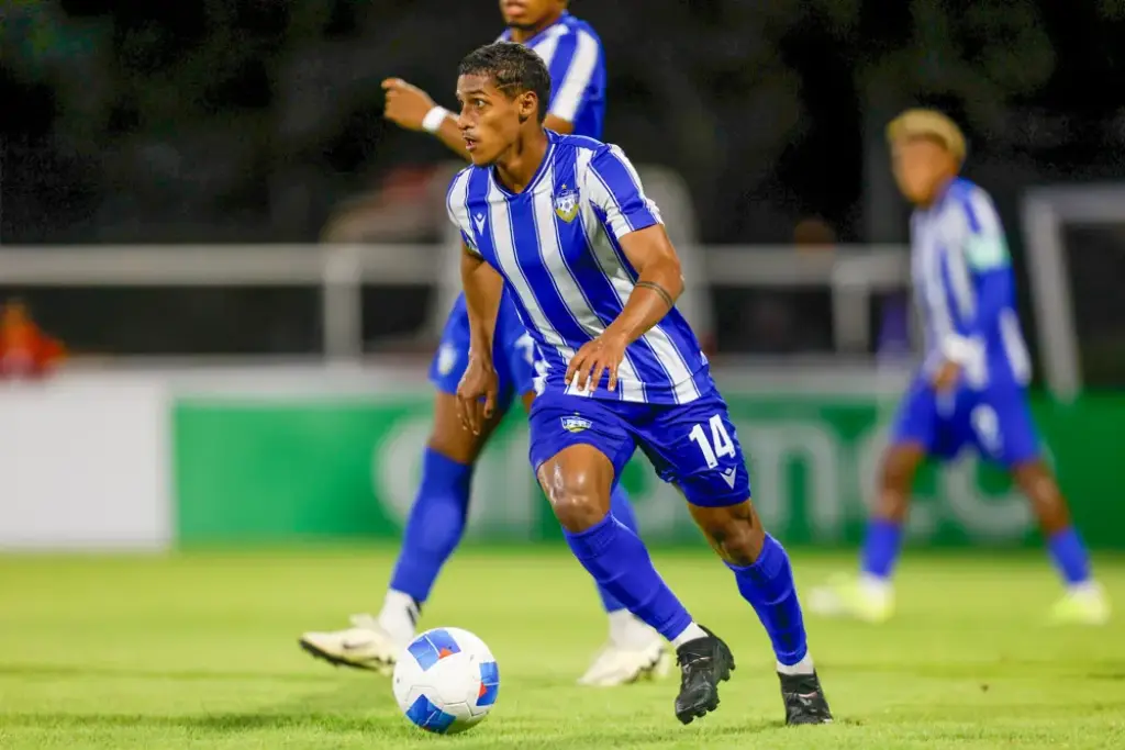 O&M FC se hace fuerte en Surinam: 3-1 sobre Robinhood y lidera el Grupo A