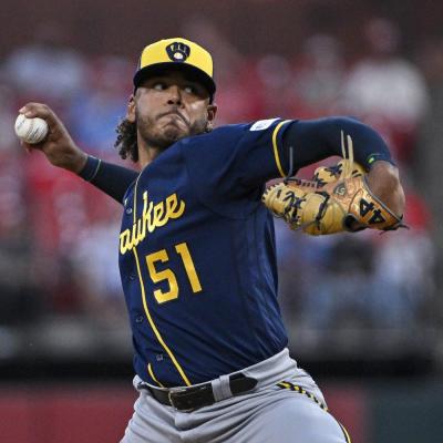 Freddy Peralta en plenitud: El estratega dominicano lidera a los Brewers con dominio total desde la lomita