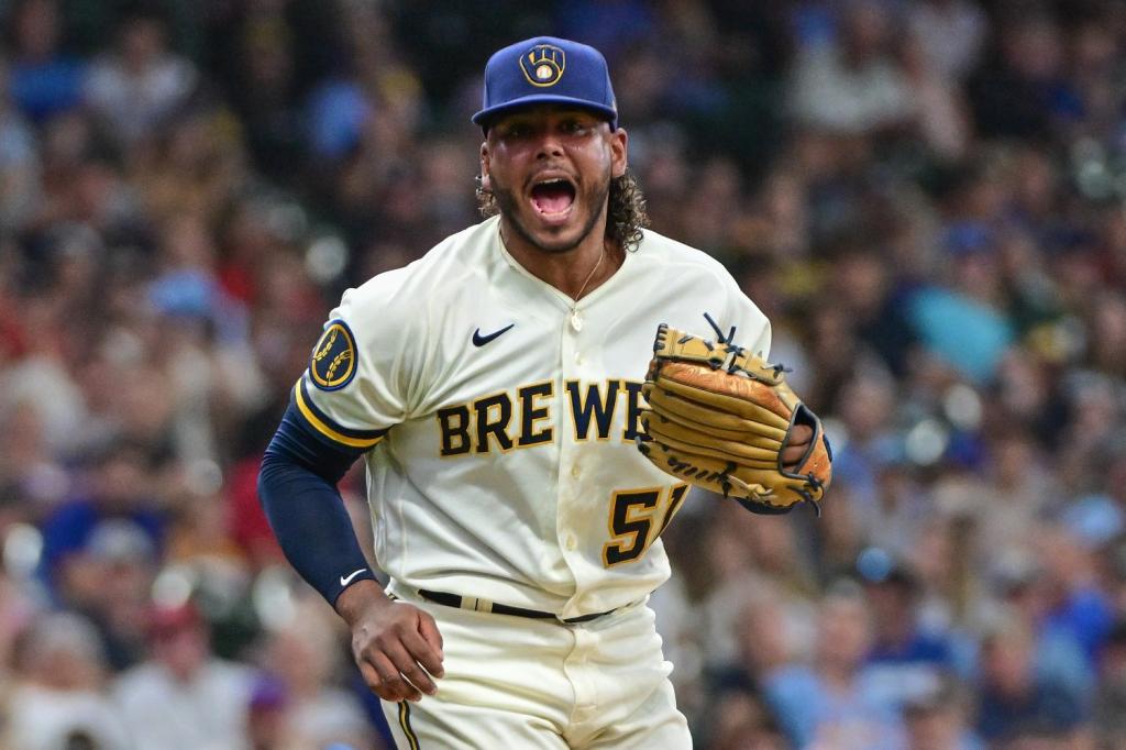 Brewers consolida victoria en Chicago gracias al brazo de Freddy Peralta