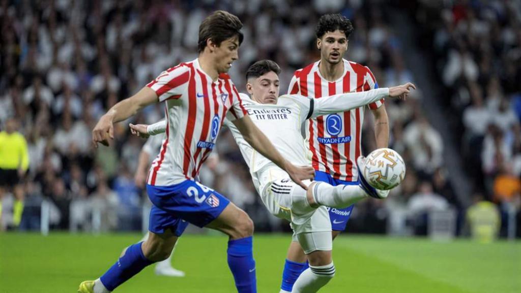 El Real Madrid se impone en un derbi trepidante y mantiene sus aspiraciones al título