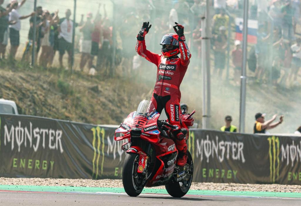 Márquez aprovecha la ausencia de Bezzecchi y conquista Brno para encender el Mundial