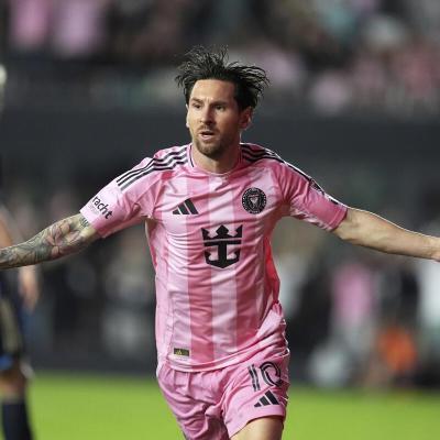 Messi en lo suyo: marca un golazo y se sube a tope de la tabla