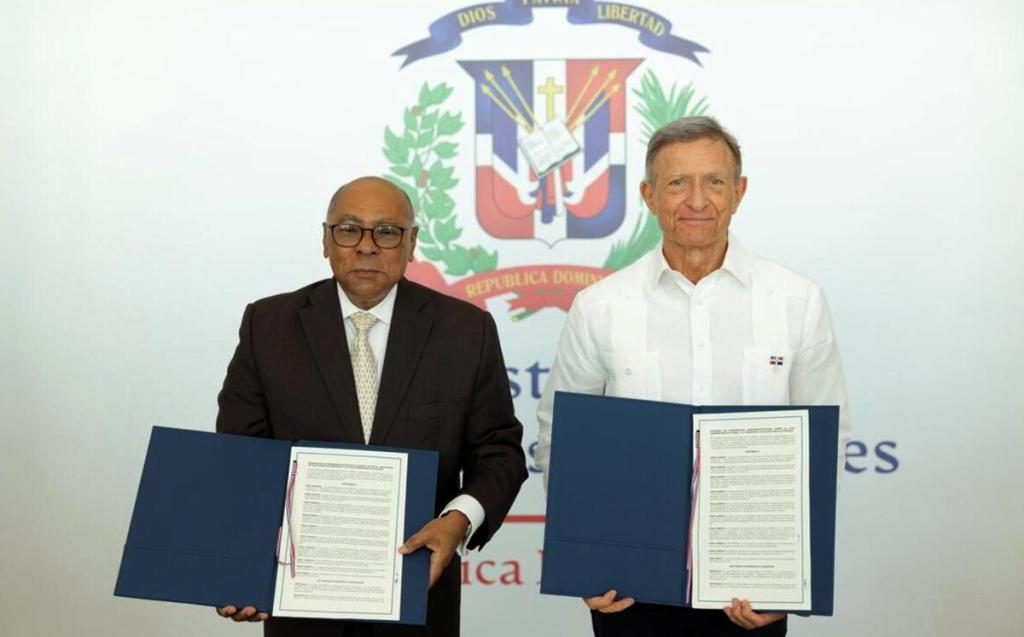 MIREX y la Liga Dominicana de Fútbol suscriben acuerdo para agilizar expedición de visas a deportistas extranjeros