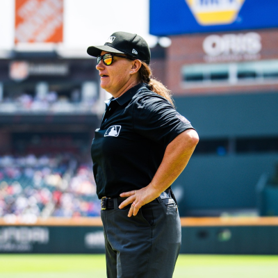 Jen Pawol rompe barreras como primera umpire mujer en MLB