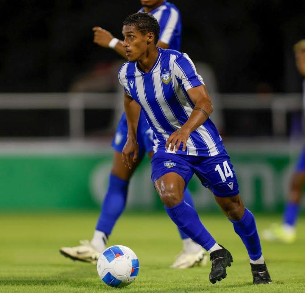 Universidad O&M FC sorprende con victoria 2-0 sobre Central FC en su debut de la Copa del Caribe