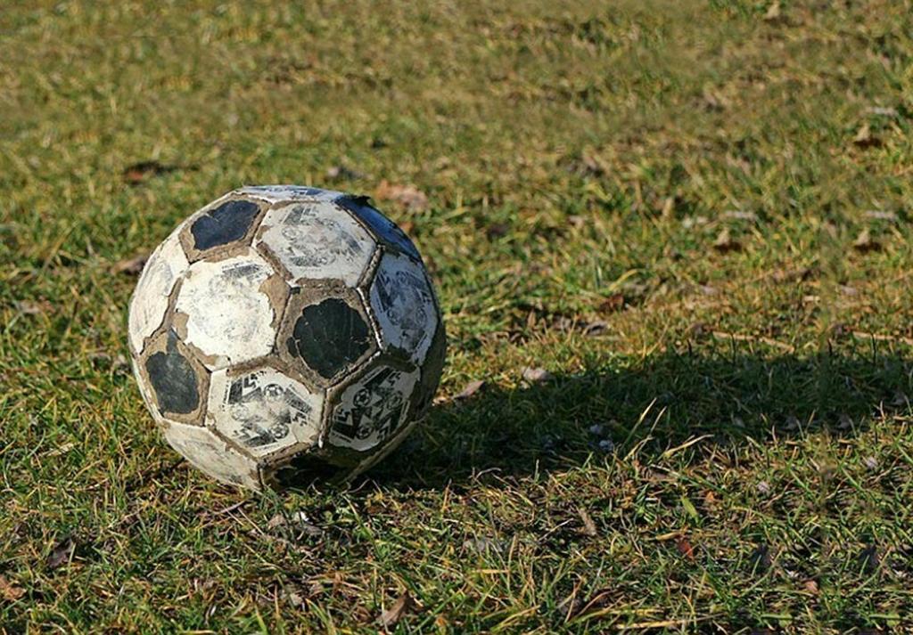 "El fútbol a sol y sombra": el Evangelio laico del balón, según Eduardo Galeano