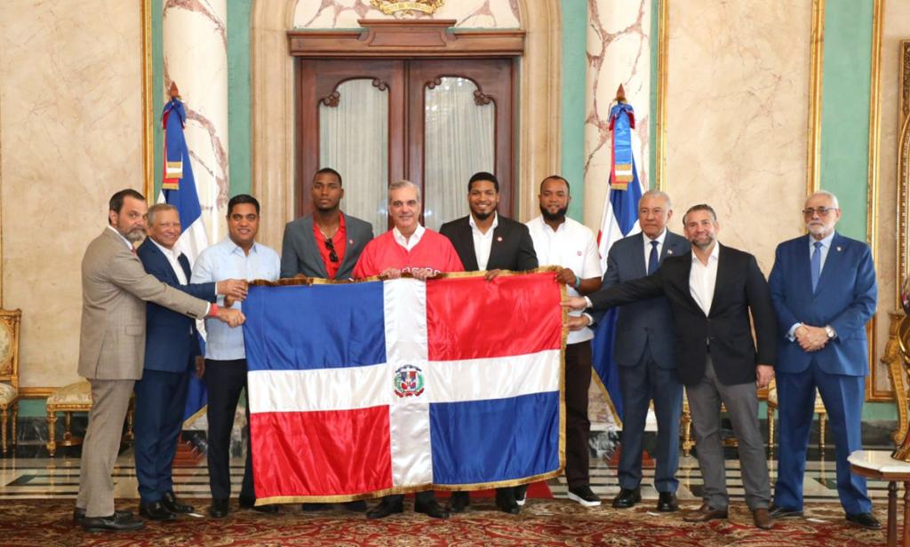 Presidente Abinader entrega la Bandera Nacional a los Leones del Escogido rumbo a la Serie del Caribe