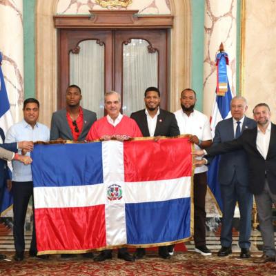 Presidente Abinader entrega la Bandera Nacional a los Leones del Escogido rumbo a la Serie del Caribe