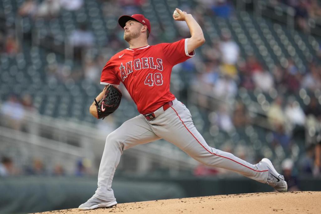 Angels vapulean a los Yankees en su patio con clase magistral de Reid Detmers