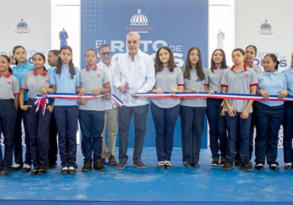 Presidente Luis Abinader entrega techado deportivo en Rancho Arriba