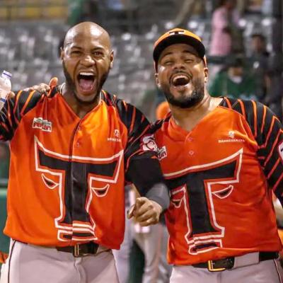 Toros remontan en el noveno y recortan la serie final a 2-1