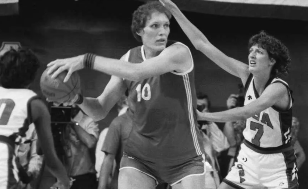 Fallece la legendaria basquetbolista Uliana Semiónova