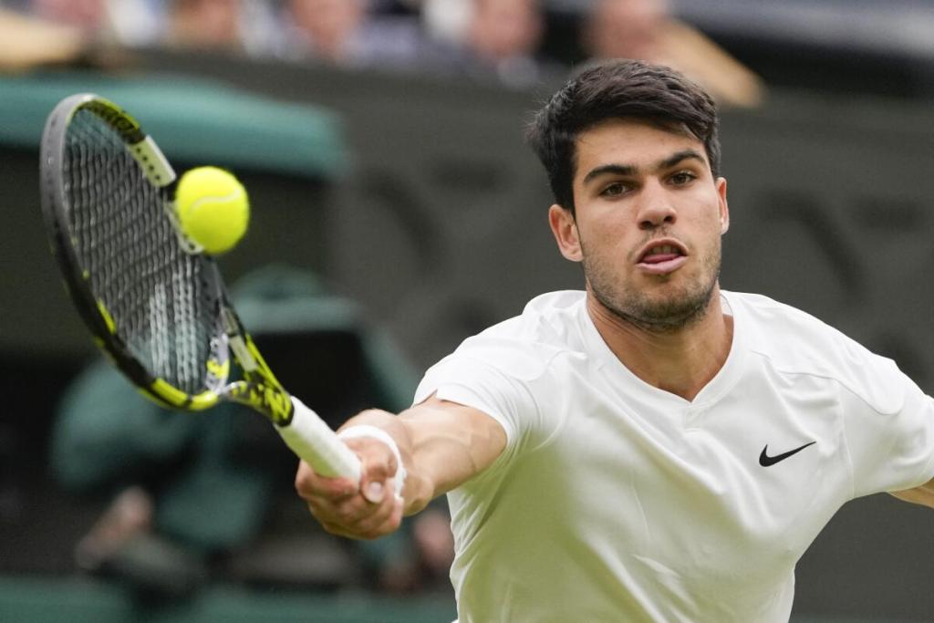 Alcaraz inicia su reinado en Japón ante el argentino Báez, mientras Sinner acecha desde Beijing